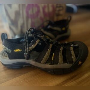 KEEN Men’s Newport H2 Closed Toe Water Sandals, Black/Olive Size Men’s 7.5